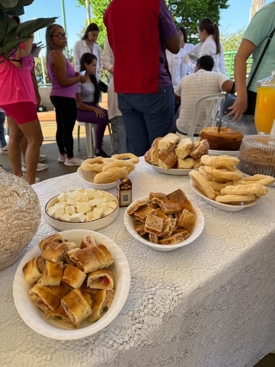 Café da manhã e cuidados oferecidos durante o Movimento Rosa