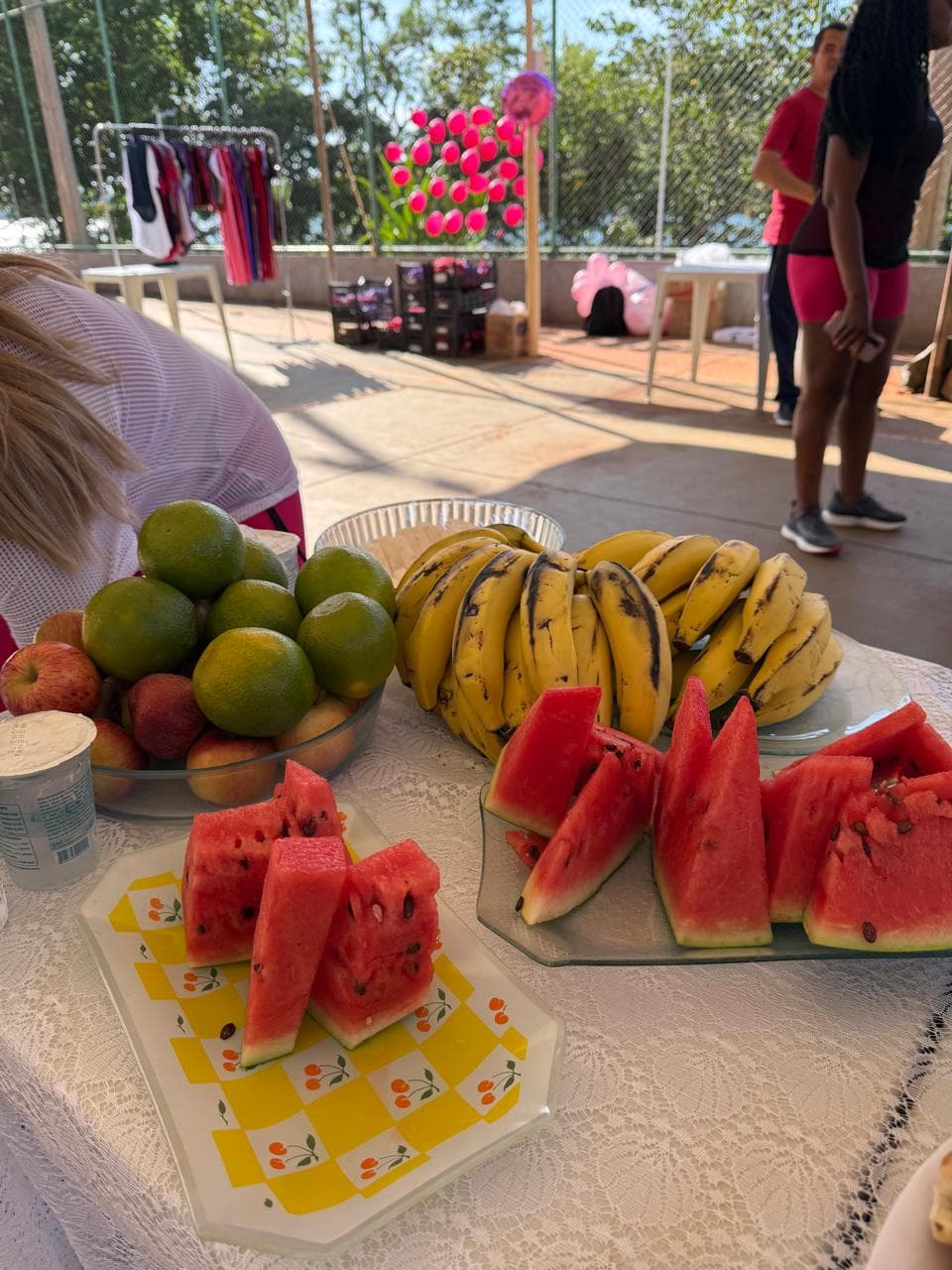 Mesa de frutas preparada para as participantes do Movimento Rosa