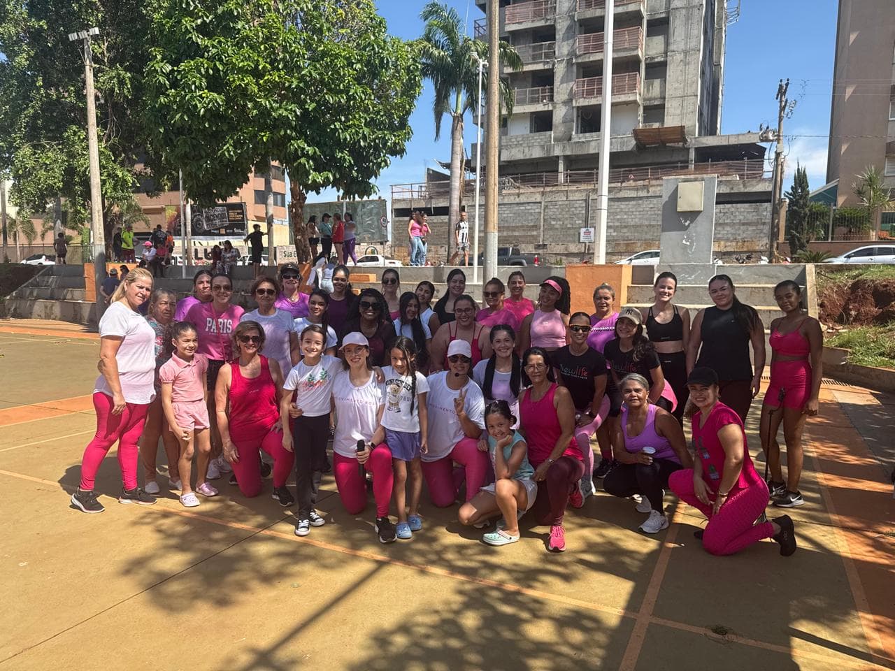 Mulheres reunidas na primeira edição do Movimento Rosa